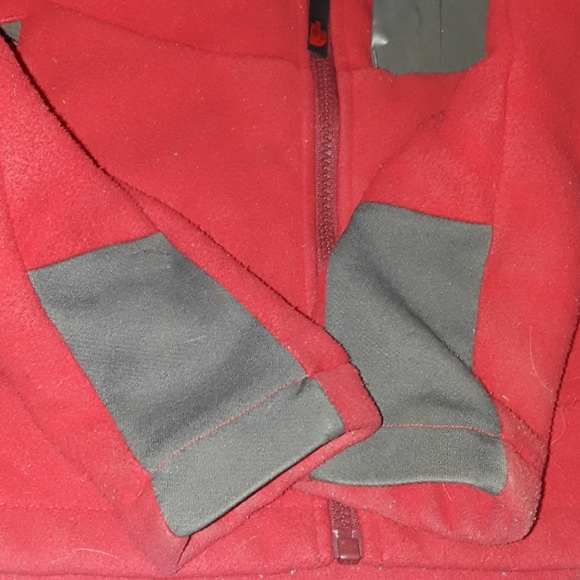 Boys Red North face jacket - Picture 5 of 8